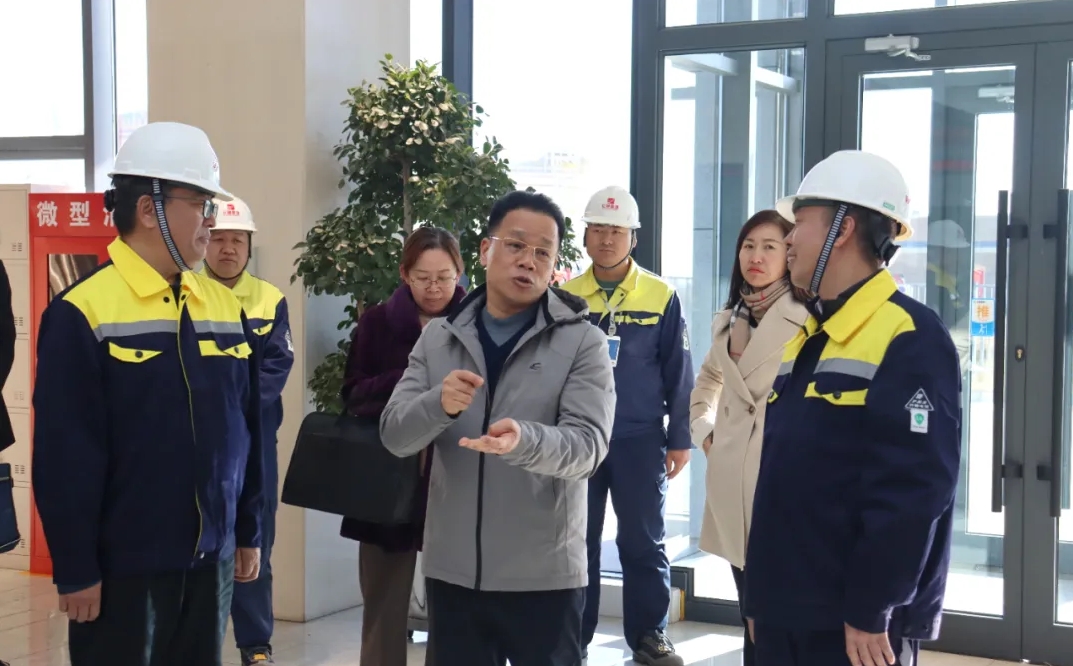 中國石化銷售股份有限公司新疆石油分公司黨委副書記、總經(jīng)理李新強一行蒞臨哈密巨融能源調(diào)研指導(dǎo)工作